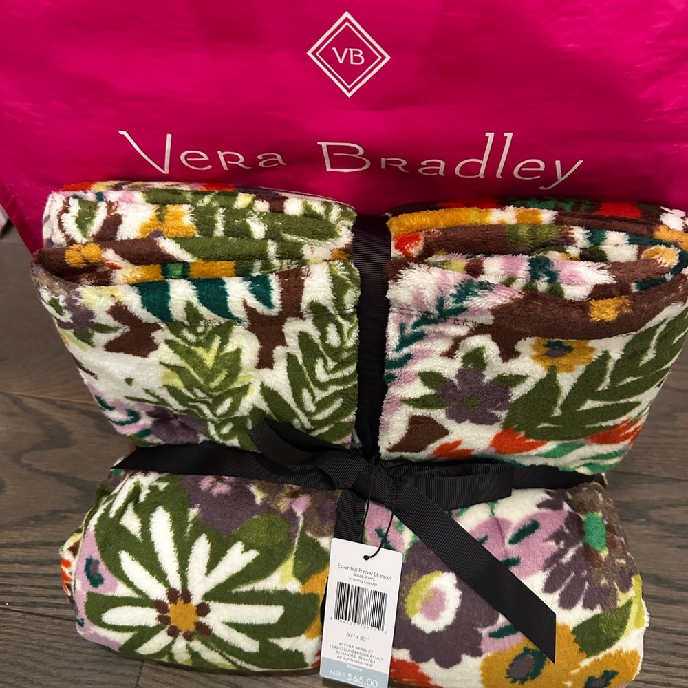 Vera Bradley Fleece Throw Blanket NWT 
❤️‍🔥FIRM PRICE❤️‍🔥